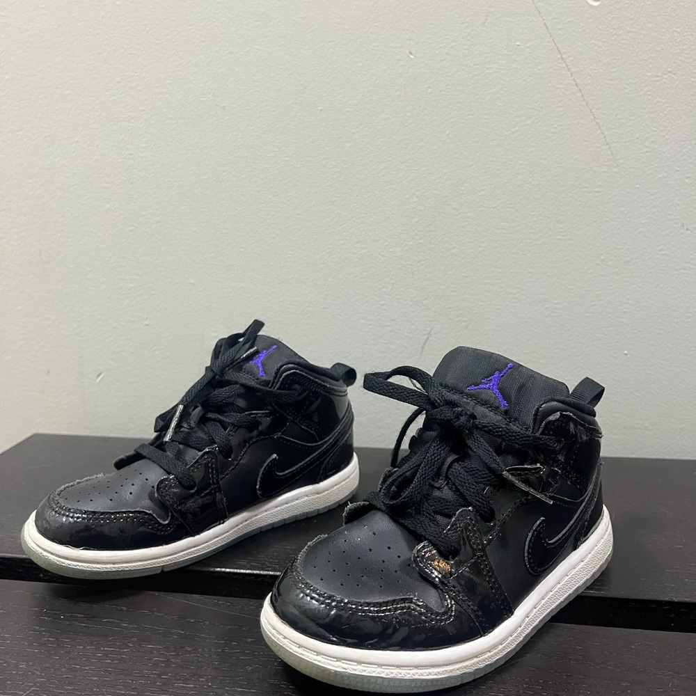 Black and purple Nike Air Jordan 1 Mid GS trainers 10C